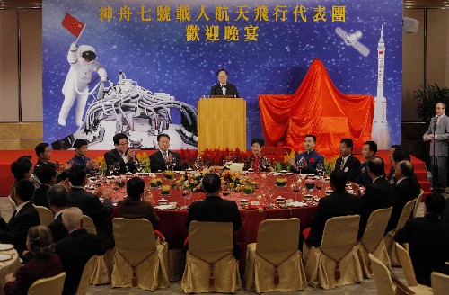 12月5日,香港特區(qū)行政長官曾蔭權(quán)在晚宴上致歡迎辭。新華社記者 周磊 攝