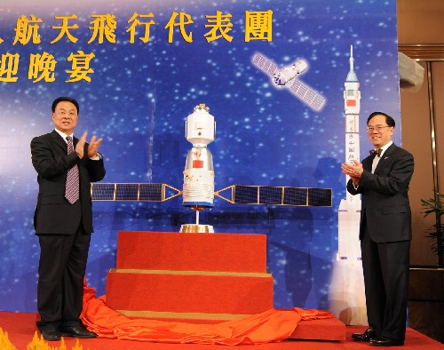 12月5日,神舟七號載人航天飛行代表團團長張建啟(左)向曾蔭權(quán)贈送神舟七號載人飛船模型。新華社記者 黃敬文 攝