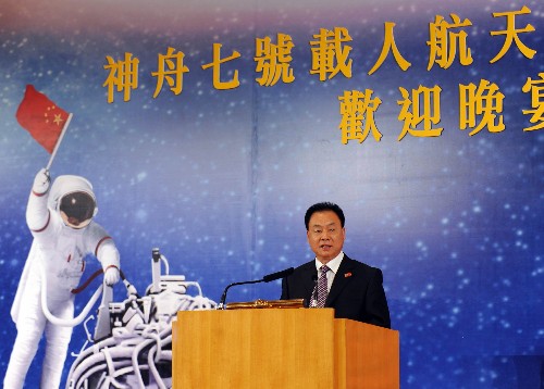 12月5日,神舟七號載人航天飛行代表團團長張建啟在晚宴上致辭。新華社記者 黃敬文 攝
