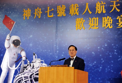 12月5日,香港特區(qū)行政長官曾蔭權(quán)在晚宴上致辭。新華社記者 黃敬文 攝