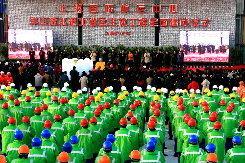 12月6日,上海洋山深水港三期工程建成儀式在小洋山隆重舉行,這標(biāo)志著洋山深水港北港區(qū)主體工程全面建成。新華社記者 陳飛 攝