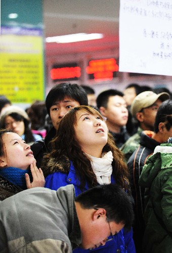 12月6日,高校畢業(yè)生在看招聘信息。當(dāng)日,為落實(shí)大學(xué)生就業(yè)工作,積極為高校畢業(yè)生搭建公益就業(yè)服務(wù)平臺(tái),哈爾濱市人力資源市場(chǎng)興辦了“2009高校畢業(yè)生大型公益招聘會(huì)”,提供就業(yè)崗位9185個(gè),吸引了許多高校畢業(yè)生參加。新華社記者 王建威 攝