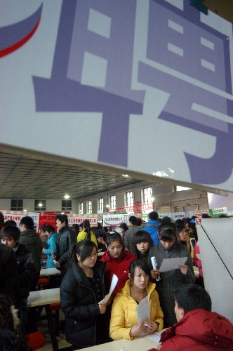 12月6日,畢業(yè)生與用人單位代表交流。 當(dāng)日,黑龍江商業(yè)職業(yè)學(xué)院畢業(yè)生供需洽談會在牡丹江市舉行。在來自全國各地的100多家用人單位提供的工作崗位中,數(shù)控、商業(yè)服務(wù)等“藍(lán)領(lǐng)崗位”受到許多求職畢業(yè)生的關(guān)注。新華社發(fā)(陳占輝 攝)