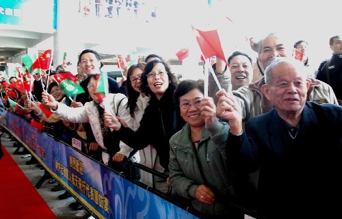 澳門特別行政區(qū)政府官員和市民逾500人在港澳碼頭歡迎。新華社記者 劉衛(wèi)國 攝