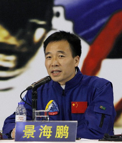 這是航天員景海鵬在報(bào)告會(huì)上回答市民的提問。新華社記者 周磊 攝