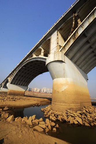 因持續(xù)枯水而裸露的長沙市湘江橘子洲大橋橋墩(12月9日攝)。新華社記者 龍弘濤 攝