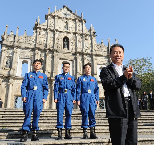 12月9日,正在澳門訪問(wèn)的神舟七號(hào)載人航天飛行代表團(tuán)參觀澳門大三巴牌坊。這是神舟七號(hào)載人航天飛行代表團(tuán)團(tuán)長(zhǎng)、中國(guó)載人航天工程副總指揮張建啟(右一)和航天員翟志剛(左二)、劉伯明(左一)、景海鵬(右二)在澳門大三巴牌坊前。新華社記者 黃敬文 攝