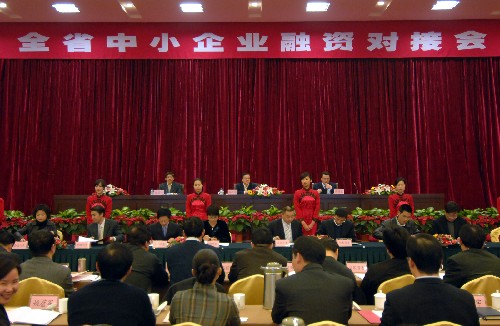 12月9日,一批機(jī)構(gòu)代表和企業(yè)代表簽署合作項(xiàng)目。當(dāng)日,浙江省政府主持召開全省首次中小企業(yè)融資對(duì)接會(huì),邀請(qǐng)省內(nèi)銀行、投資機(jī)構(gòu)代表與企業(yè)代表共聚一堂,介紹經(jīng)驗(yàn)、總結(jié)得失、探討合作,力助中小企業(yè)通過多種渠道,破解融資“瓶頸”。新華社記者 黃深鋼 攝