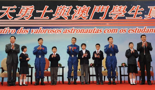 12月9日,神舟七號(hào)載人航天飛行代表團(tuán)在澳門出席“航天勇士與澳門學(xué)生真情互動(dòng)”活動(dòng)。新華社記者 黃敬文 攝