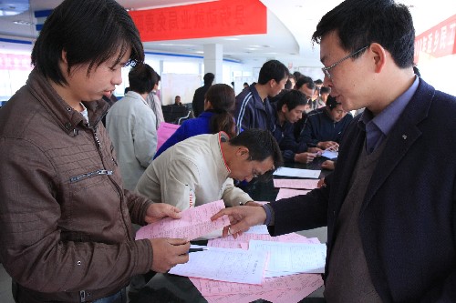 12月10日,返鄉(xiāng)農(nóng)民工在招聘會(huì)上與用人單位代表交談。當(dāng)日,江西省分宜縣舉行返鄉(xiāng)農(nóng)民工專場(chǎng)招聘會(huì),全縣近100家企業(yè)提供了440多個(gè)工作崗位,包括鉗工、電工、機(jī)修工等,受到返鄉(xiāng)農(nóng)民工的歡迎。新華社發(fā)