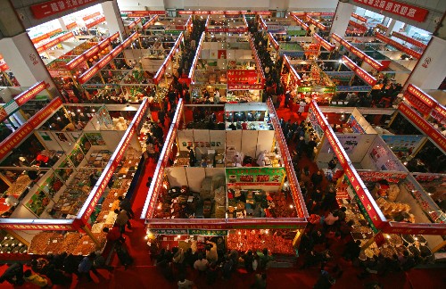 12月12日,在武漢舉行的食博會(huì)展覽大廳人頭攢動(dòng)。新華社發(fā)(李理 攝)