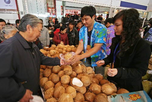 12月12日,在武漢舉行的食博會(huì)上,海南鮮椰子頗受市民青睞。新華社發(fā)(李理 攝)