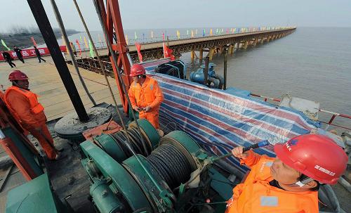 12月14日,嘉(興)紹(興)跨江大橋在浙江紹興正式開工建設(shè),施工人員開動機器打下第一根樁。嘉紹跨江大橋是繼寧波杭州灣跨海大橋后杭州灣上的第二條通道,該項目是國家高速公路網(wǎng)中沈陽至??诟咚俟烦J熘僚_州并行線跨越錢塘江的關(guān)鍵性工程,路線全長約69公里,其中跨越杭州灣的大橋長約10公里。項目全線采用雙向八車道高速公路標準建設(shè),建設(shè)工期為4年。新華社發(fā)(袁云 攝)