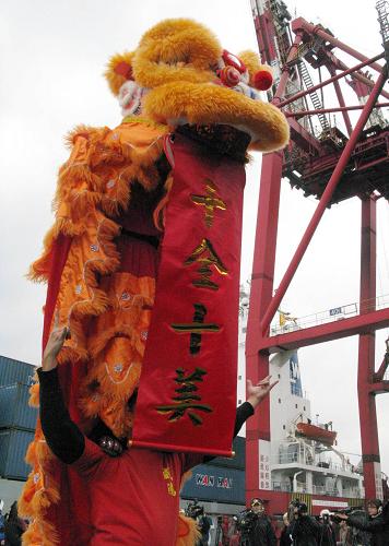 12月15日,兩岸海運直航基隆首航儀式上舉行傳統(tǒng)的舞獅表演。新華社記者 陳斌華 攝