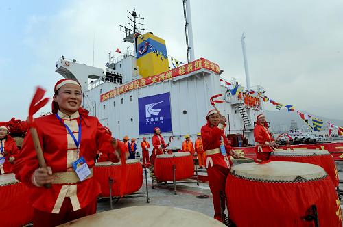 12月15日,福州鄉(xiāng)親在福州馬尾港敲鑼打鼓,祝賀兩岸海上直航。新華社記者 張國(guó)俊 攝