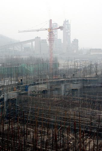 12月16日拍攝的廣能鎣峰水泥廠新型干法水泥技改項(xiàng)目建設(shè)工地。四川省“5·12”汶川大地震災(zāi)后重建重點(diǎn)扶持的四川省華鎣市廣能鎣峰水泥廠新型干法水泥技改項(xiàng)目,于今年9月上旬正式開(kāi)工建設(shè)以來(lái),目前已順利完成工程總量的40%,力爭(zhēng)明年6月底前提前投產(chǎn),為地震災(zāi)區(qū)重建提供優(yōu)質(zhì)的建筑原材料。新華社發(fā)(邱海鷹 攝)