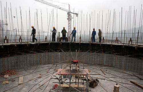 12月16日,工人在廣能鎣峰水泥廠新型干法水泥技改項(xiàng)目建設(shè)工地架設(shè)鋼筋。新華社發(fā)(邱海鷹 攝)