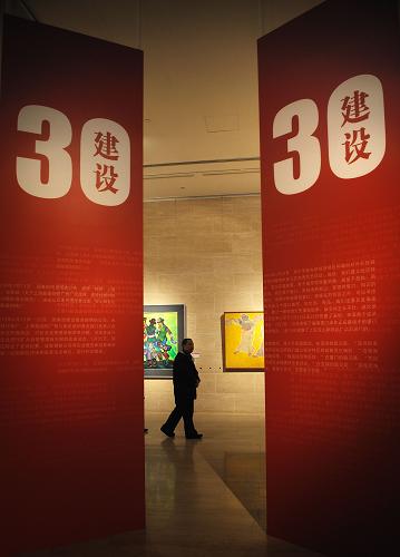 12月17日,一名觀眾在美展現(xiàn)場參觀。當(dāng)天上午,由文化部和深圳市聯(lián)合主辦的“紀(jì)念改革開放30周年美術(shù)作品展”在北京中國美術(shù)館開幕。展覽分為“時(shí)代”“建設(shè)”“家園”“風(fēng)貌”四個(gè)篇章,用200多件藝術(shù)精品,展現(xiàn)改革開放的偉大歷史進(jìn)程與當(dāng)代中國社會(huì)變遷的軌跡。新華社記者 王慶欽 攝