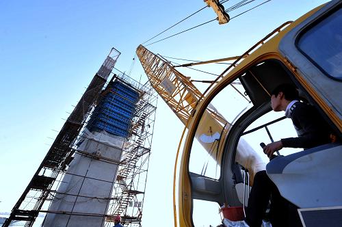 工人在福建平潭海峽大橋建設(shè)工地加緊施工(12月21日攝)。新華社記者 張國俊 攝