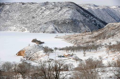 12月21日,內(nèi)蒙古克什克騰旗境內(nèi)渾善達(dá)克沙地中白雪覆蓋的疏林草原,一派北國(guó)冬日風(fēng)光。新華社記者 張領(lǐng) 攝