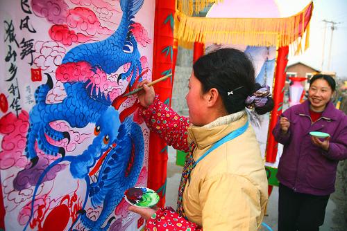2月4日,在北京市懷柔區(qū)九渡河鎮(zhèn)紅廟村,村民在繪制彩燈。元宵節(jié)當(dāng)天,紅廟村將舉辦九渡河鎮(zhèn)首屆大型“元宵節(jié)燈會(huì)”,街頭將懸掛8000多盞燈籠,并開展猜謎語(yǔ)、賞彩燈、舞龍舞獅、扭秧歌、唱大戲、品美食等活動(dòng)。新華社發(fā)(卜向東 攝)