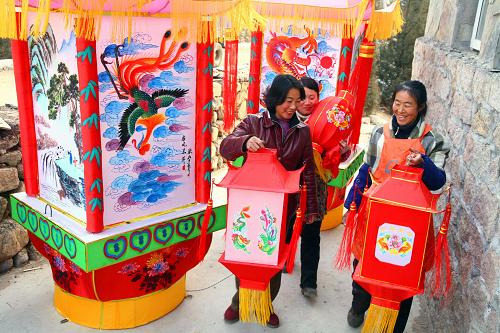 2月4日,在北京市懷柔區(qū)九渡河鎮(zhèn)紅廟村,村民準(zhǔn)備將做好的彩燈放入倉(cāng)庫(kù)。新華社發(fā)(卜向東 攝)