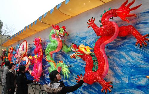 2月4日,蘇州市民參觀安裝完成的大型“九龍壁”宮燈。當(dāng)日,由九條飛龍組成的大型“九龍壁”宮燈在蘇州制作完成,將在元宵節(jié)期間展示,供公眾參觀。這組宮燈出自蘇州市東吳燈彩雕塑工藝廠的燈娘之手,長(zhǎng)12米、高4米,內(nèi)部骨架為鋼質(zhì),外部面料為絲綢和絹紗,九條飛龍栩栩如生。新華社發(fā)(朱桂根 攝)