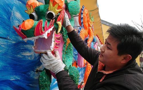 2月4日,工人對(duì)安裝完成的大型“九龍壁”宮燈進(jìn)行最后調(diào)試。新華社發(fā)(朱桂根 攝)