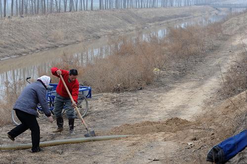 河南省中牟縣白沙鎮(zhèn)農(nóng)民利用引黃工程進行抗旱澆麥(2月1日攝)。有“中原糧倉”之譽的河南省,是我國著名的糧食主產(chǎn)區(qū),夏糧總產(chǎn)占全國的四分之一。自2008年10月24日起,河南全省已連續(xù)100多天無有效降水,全省小麥受旱面積達4350萬畝,其中嚴重受旱870萬畝,有65萬畝出現(xiàn)麥苗枯死現(xiàn)象。目前,全省已緊急動員,充分利用各種條件進行抗旱澆麥。新華社記者 趙鵬 攝