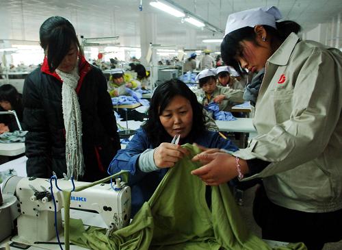 2月6日,安徽省阜陽市太和縣一家服裝制造企業(yè)技術人員(中)在教返鄉(xiāng)農民工學縫紉。安徽省阜陽市是全國重要農民工輸出地之一,每年外出務工人員達200多萬。受全球金融危機影響,初步預計2009年將有約四成留鄉(xiāng)就業(yè)創(chuàng)業(yè)。為此,阜陽市政府積極行動,采取鼓勵返鄉(xiāng)農民工創(chuàng)業(yè)、創(chuàng)造就業(yè)崗位、開展就業(yè)技能培訓等多項措施,妥善安排留鄉(xiāng)農民工就業(yè)。新華社記者 李健 攝