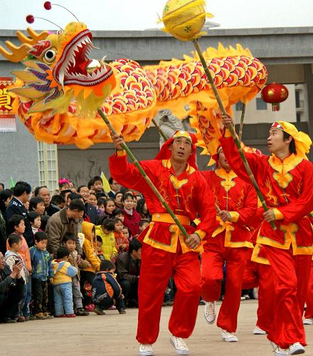 2月6日,返鄉(xiāng)農(nóng)民工在江西省于都縣長(zhǎng)征廣場(chǎng)參加舞龍鬧元宵活動(dòng)。當(dāng)天,由返鄉(xiāng)農(nóng)民工組成的9支龍燈隊(duì),從于都縣各鄉(xiāng)鎮(zhèn)聚集到縣城,參加“長(zhǎng)征源之春”舞龍鬧元宵活動(dòng)。于都縣是勞務(wù)輸出大縣,目前約有20%的返鄉(xiāng)農(nóng)民工在家鄉(xiāng)再就業(yè)或自主創(chuàng)業(yè)。新華社發(fā)(康育生 攝)