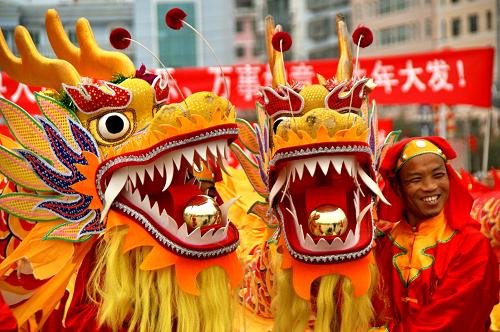 2月6日,返鄉(xiāng)農(nóng)民工在江西省于都縣長(zhǎng)征廣場(chǎng)參加舞龍鬧元宵活動(dòng)。新華社發(fā)(康育生 攝)