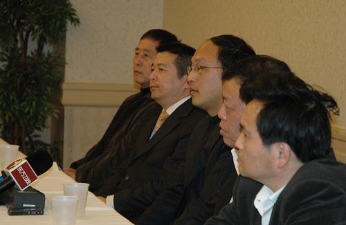 2月6日,在美國(guó)拉斯韋加斯,在美遇難中國(guó)游客的家屬參加媒體見面會(huì)。新華社記者 曹衛(wèi)國(guó) 攝