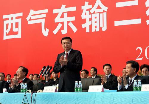 2月7日,中共中央政治局常委、國務(wù)院副總理李克強(qiáng)在深圳觀瀾鎮(zhèn)出席西氣東輸二線東段工程開工儀式并宣布開工。新華社記者 劉衛(wèi)兵 攝