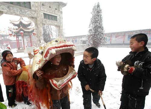 2月8日,和順縣鳳臺(tái)村的幾位小朋友在雪中進(jìn)行舞獅彩排。新華社記者 汪永基 攝