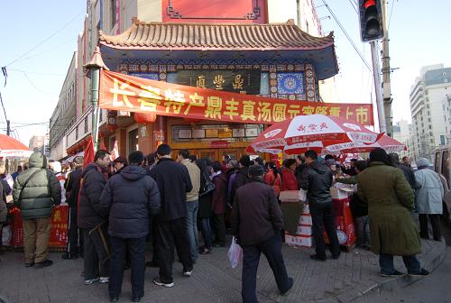 2月8日,長(zhǎng)春市著名糕點(diǎn)老字號(hào)“鼎豐真”門前排滿了買元宵的人。當(dāng)日,長(zhǎng)春市百年糕點(diǎn)老字號(hào)“鼎豐真”門前異常火爆,購(gòu)買元宵的市民排起長(zhǎng)隊(duì)。有的市民表示,喜歡老字號(hào)元宵的原因是想找回點(diǎn)過(guò)傳統(tǒng)節(jié)日的感覺。新華社記者 邵守志 攝