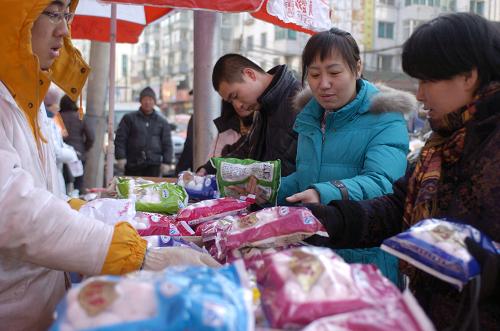 2月8日,幾位長(zhǎng)春市民正在選購(gòu)元宵。新華社記者 邵守志 攝
