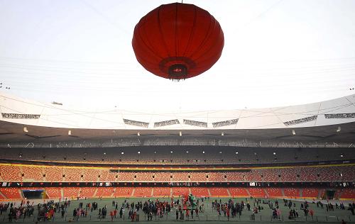 “鳥巢”內紅燈籠高掛(2月8日攝)。2月9日是農歷元宵佳節(jié),位于北京的國家體育場“鳥巢”內張燈結彩,游人如織。新華社發(fā)