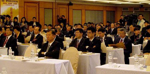 2月18日,“第九屆海峽兩岸和香港、澳門經(jīng)貿(mào)合作研討會”在臺北舉行。本次研討會的主題是“新格局、新趨勢、新機(jī)會”。來自海峽兩岸和香港、澳門的工商界人士就臺灣經(jīng)濟(jì)發(fā)展前景、大陸經(jīng)濟(jì)形勢及政策走向、兩岸及港澳地區(qū)經(jīng)貿(mào)合作的新契機(jī)與香港的角色、澳門經(jīng)濟(jì)現(xiàn)狀和發(fā)展新趨勢、大陸產(chǎn)業(yè)競爭優(yōu)勢等展開研討與交流。新華社記者 王妍 攝