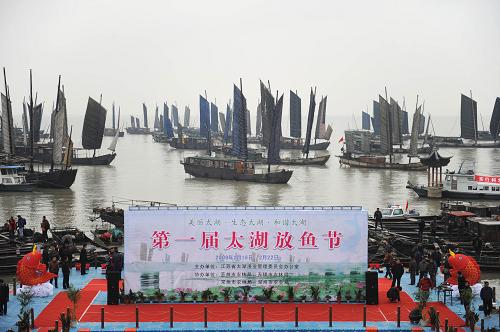 2月18日,第一屆太湖放魚節(jié)在蘇州市吳中區(qū)光福漫山水域舉行啟動(dòng)儀式。當(dāng)日,第一屆太湖放魚節(jié)在蘇州市吳中區(qū)光福漫山水域正式啟動(dòng)。主題為“美麗太湖、生態(tài)太湖、和諧太湖”的太湖放魚節(jié)為期5天,將在江蘇省蘇州、無錫、常州和浙江省湖州的8個(gè)放魚點(diǎn)投放花鰱、白鰱、草魚等各類魚種共60多萬公斤、1000多萬尾。據(jù)悉,這是太湖有史以來最大規(guī)模的放魚活動(dòng),共投入放魚經(jīng)費(fèi)740萬元,也是在生態(tài)治污、以魚養(yǎng)水、漁民增收方面的一次嘗試和創(chuàng)新,預(yù)計(jì)此次太湖放魚將為沿湖漁民帶來數(shù)千萬元經(jīng)濟(jì)效益。新華社記者 陳琪 攝