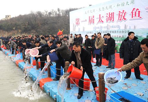 2月18日,各界人士在太湖放魚節(jié)啟動(dòng)儀式上向太湖放流魚苗。新華社記者 陳琪 攝