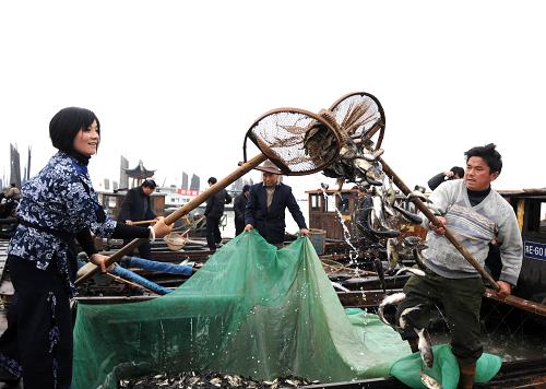 2月18日,漁民在向太湖放流各類魚苗。新華社記者 陳琪 攝