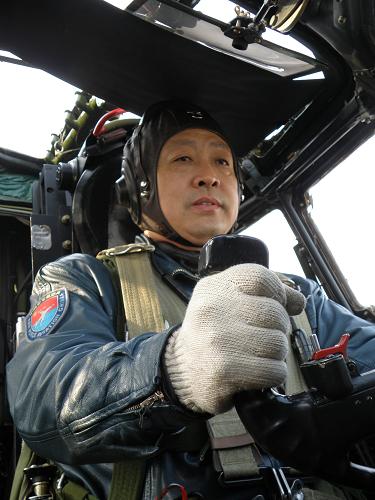 3月18日,機(jī)長(zhǎng)丁德余率隊(duì)飛赴內(nèi)蒙古執(zhí)行黃河炸冰任務(wù)。 當(dāng)日,中國(guó)人民解放軍空軍部隊(duì)為化解黃河凌汛險(xiǎn)情,出動(dòng)3架轟炸機(jī)對(duì)內(nèi)蒙古自治區(qū)達(dá)拉特旗恩格貝鎮(zhèn)蒲圪卜河段堆冰進(jìn)行破冰除險(xiǎn)。轟炸后堆冰險(xiǎn)情解除,漲水河段水位回落,達(dá)到了預(yù)期效果。新華社發(fā)(王振 攝)