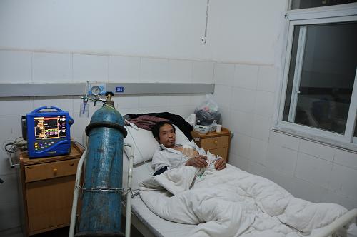 3月19日,病情較重的蘇廷文躺在病床上,生活已不能自理。新華社記者 浦超 攝