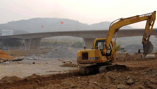 3月19日,施工人員在中越紅河公路大橋工地施工。由中越兩國(guó)共同修建的云南中越紅河公路大橋正在加緊建設(shè)中,目前大橋的主體工程已基本完成,預(yù)計(jì)2009年下半年投入使用。中越紅河公路大橋總投資為6000多萬(wàn)元人民幣,大橋橋梁總長(zhǎng)度達(dá)295米,橋面寬21.5米。大橋建成后,將成為連接昆明-老街-河內(nèi)-海防經(jīng)濟(jì)走廊的連接點(diǎn)。新華社記者 藺以光 攝