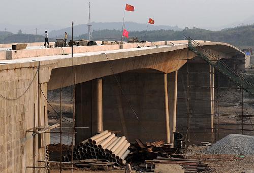 3月19日,工人在加緊建設(shè)中越紅河公路大橋。新華社記者 藺以光 攝