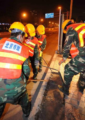 3月20日晚,工人在北京市西長安街南側(cè)施工。新華社記者 羅曉光 攝