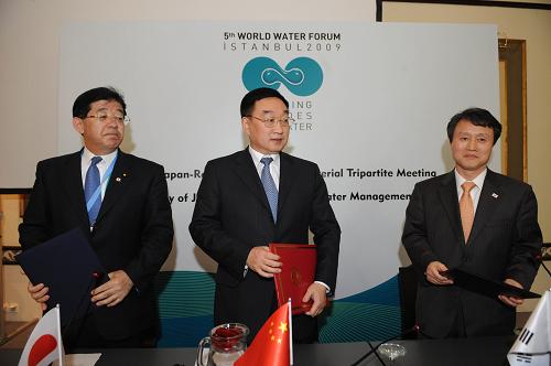 3月20日,在土耳其伊斯坦布爾舉行的第五屆世界水資源論壇上,中國(guó)水利部部長(zhǎng)陳雷(中),日本國(guó)土交通省副大臣金子恭之(左)和韓國(guó)國(guó)土海洋部副部長(zhǎng)權(quán)度燁出席三國(guó)聯(lián)合聲明簽署儀式。當(dāng)日,中國(guó)、日本和韓國(guó)在伊斯坦布爾就涉水事務(wù)合作簽署了聯(lián)合聲明。新華社記者 殷博古 攝