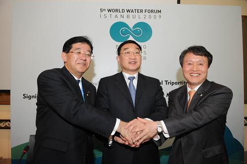3月20日,在土耳其伊斯坦布爾舉行的第五屆世界水資源論壇上,中國(guó)水利部部長(zhǎng)陳雷(中),日本國(guó)土交通省副大臣金子恭之(左)和韓國(guó)國(guó)土海洋部副部長(zhǎng)權(quán)度燁簽署三國(guó)聯(lián)合聲明后握手。新華社記者 殷博古 攝