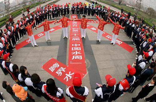 3月21日,山西水利職業(yè)技術(shù)學(xué)院的學(xué)生在運(yùn)城街頭為市民表演快板《節(jié)水好》。當(dāng)日,山西水利職業(yè)技術(shù)學(xué)院的百余名師生來到運(yùn)城市區(qū)南風(fēng)廣場,開展“節(jié)約用水,安全用水”宣傳活動(dòng)。今年3月22日是第17屆“世界水日”,3月22日至28日是第22屆“中國水周”。新華社發(fā)(薛俊 攝)